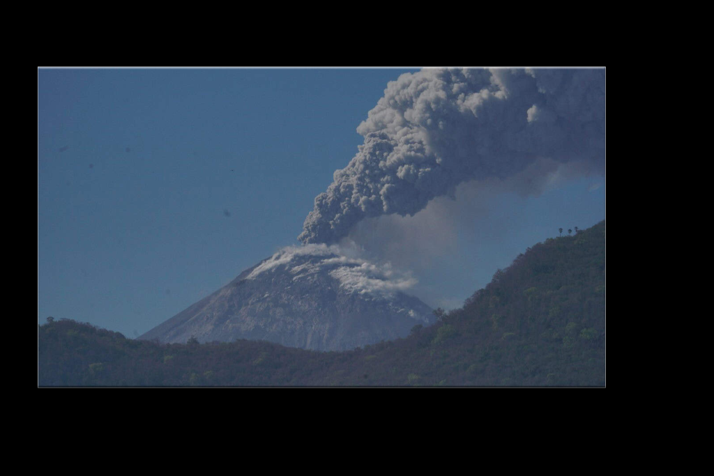 Gunung Lewotobi Meletus